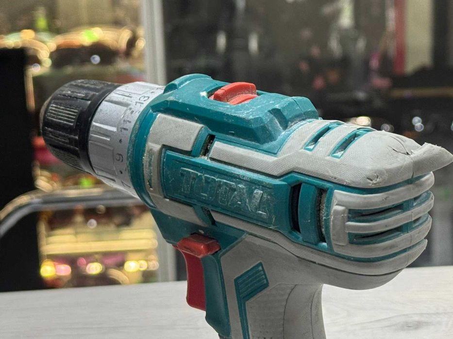 Акумулаторен винтоверт Total TDLI2002, две батерии и зарядно