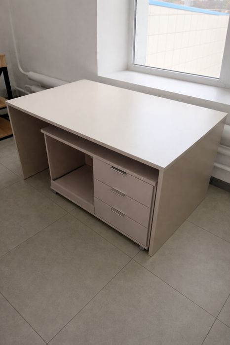 Рабочий стол с тумбой