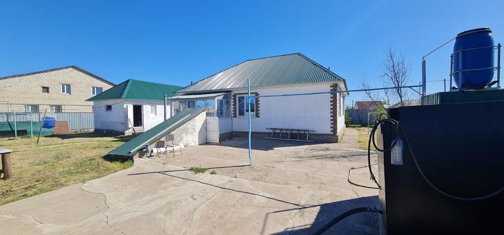 Частный дом в пригороде