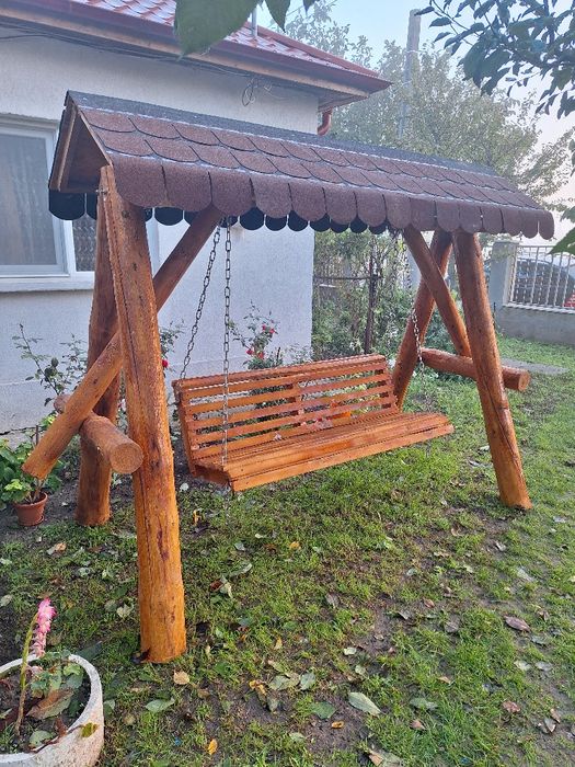 Mese și butoaie din lemn