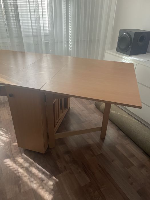 Masa  plianta  cu patru scaune incluse