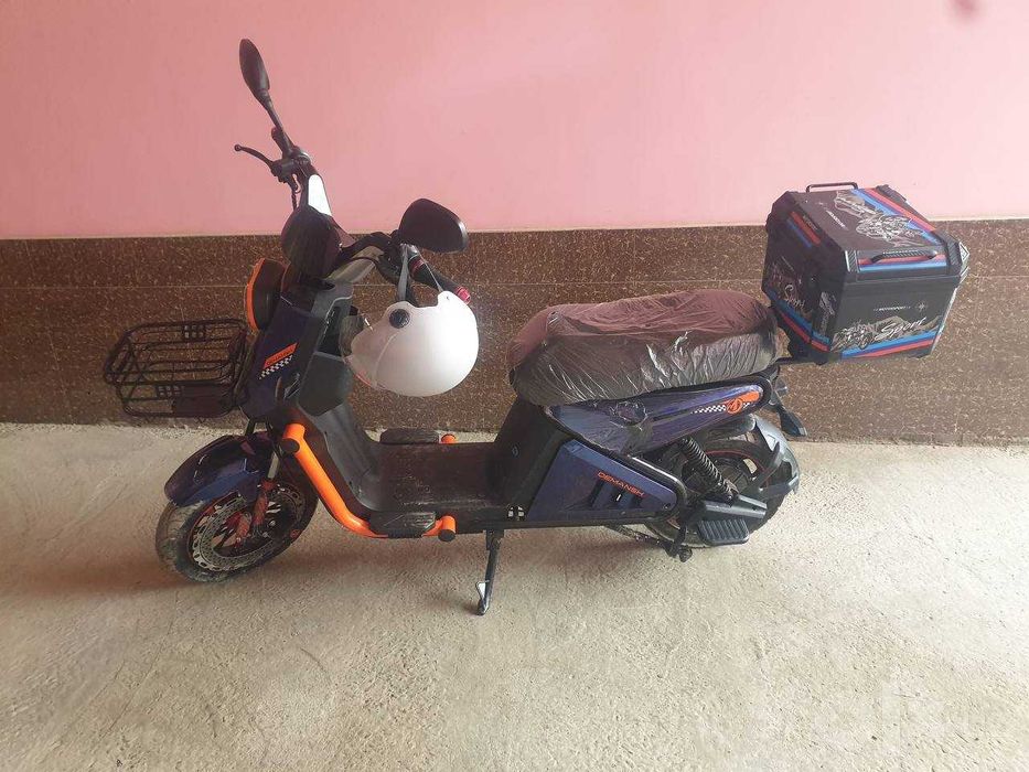 Moto skuter srochno sotiladi