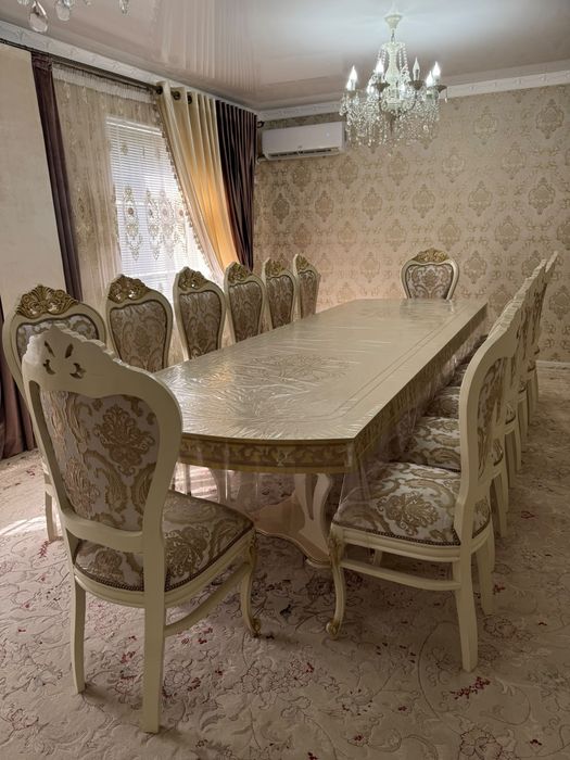 Стол 3,5 метра и 14 стульев.