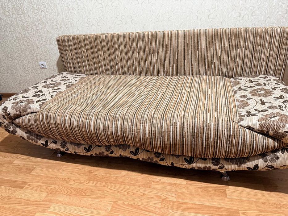 Диван - кровать с подушками