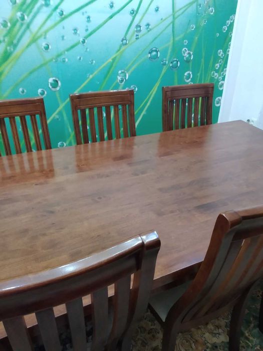 Продается стол со стульями и комод