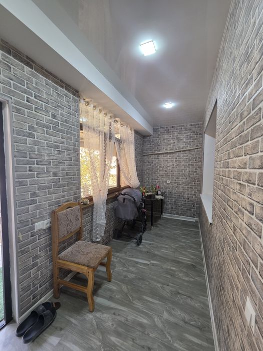 Срочно продаётся 2х комнатная квартира на 1 этаже с подвалом .6мкр,