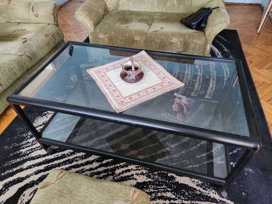 Дивани, табуретка и масичка за хол