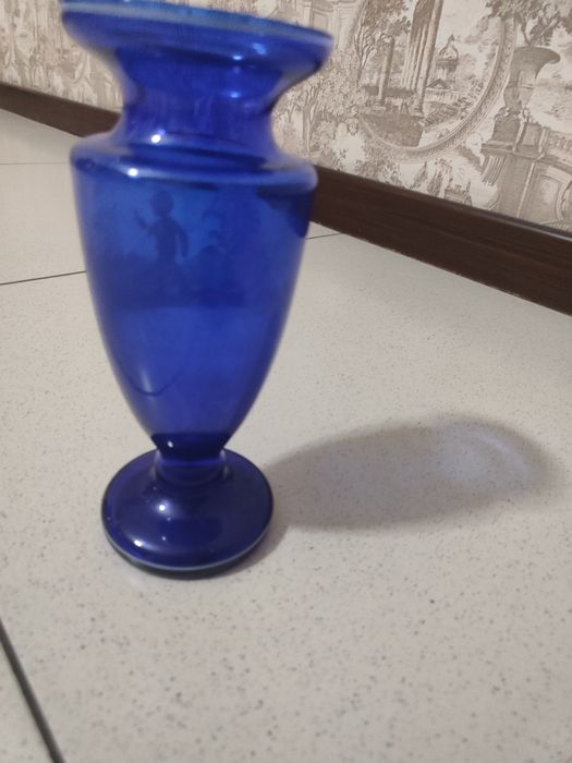 Ваза, антикварная. Синей расцветки.