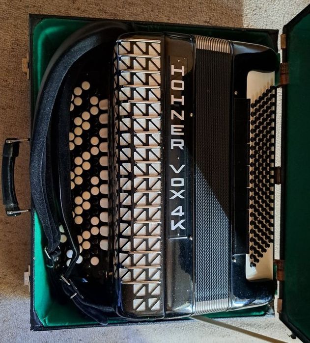 Hohner Vox 4K Acordeon butoane: 50 de voci programate