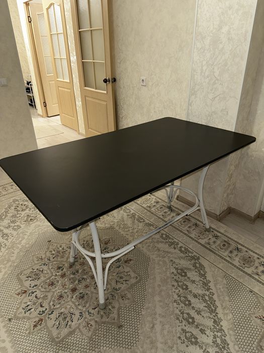 Обеденный стол, и стулья.