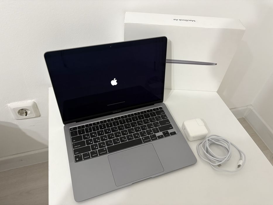Продам Macbook Air 13 / 2020 / 13.3 / 256 gb