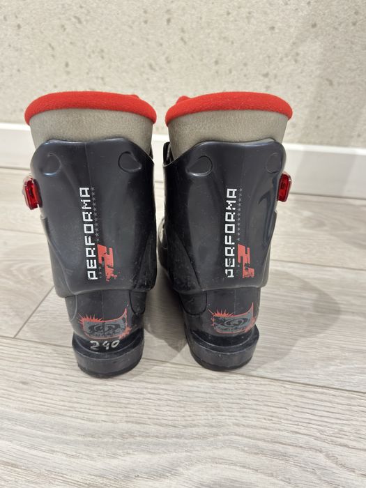 Продам детские лыжие ботинки