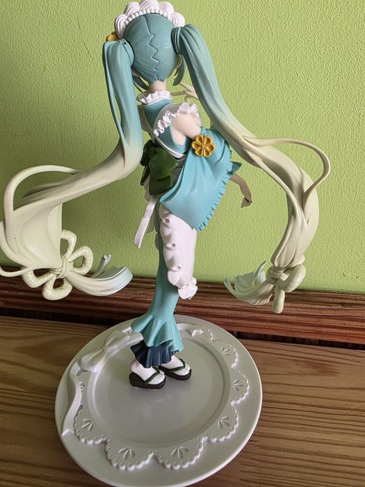 Продавам фигурки на Hatsune Miku и Frieren