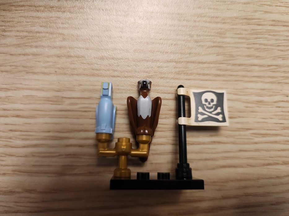 Лего Пират, акула, пиратско знаме, каса с бутилки и 2 папагала.