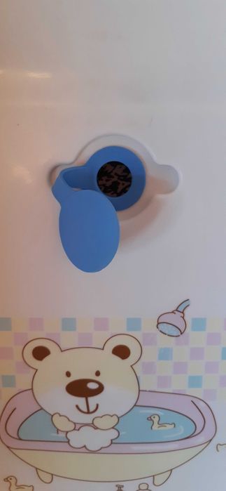 Продавам детска вана за къпане със стойка и помощна подложка