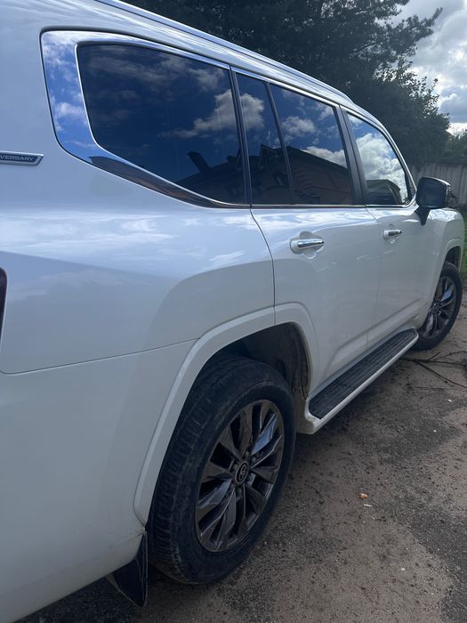Toyota land cruiser 300.