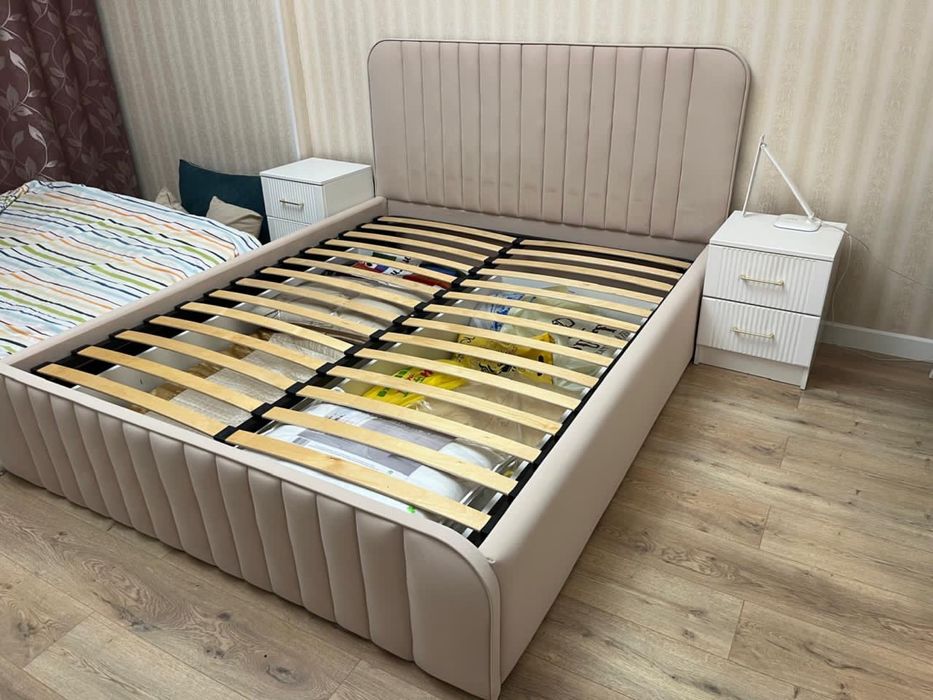 кровать двуспальная