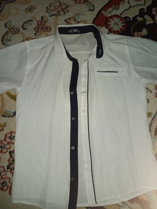 Продаётся белая школьная рубашка на мальчика.