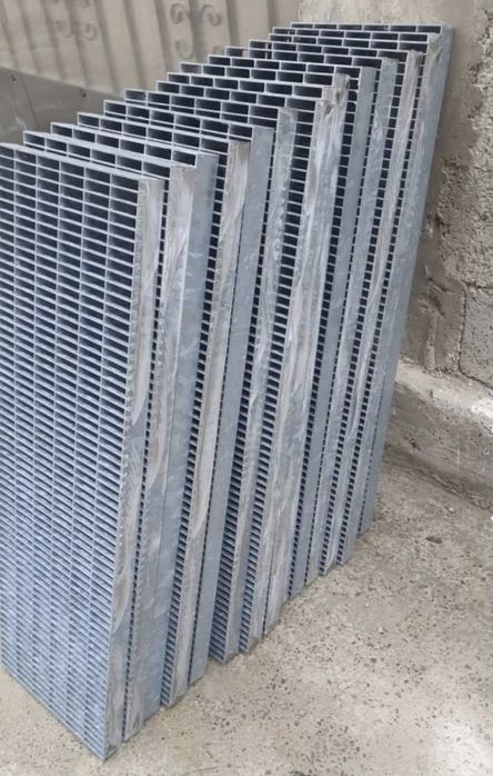 Scări metalice zincate și trepte