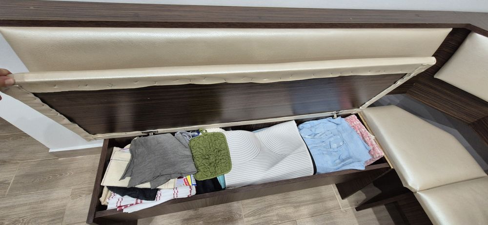 Coltar de bucătărie cu masă