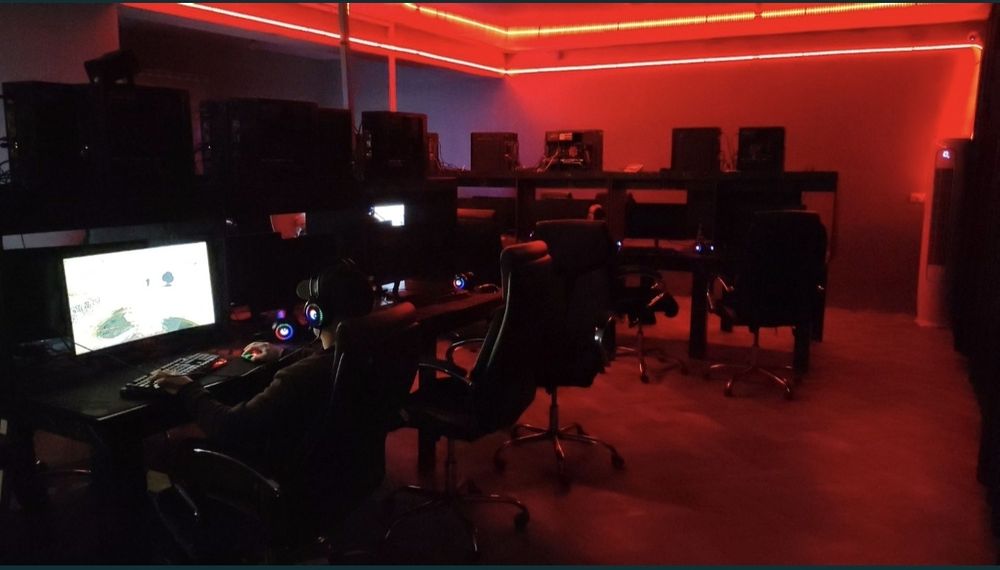 Game club uchun zor 19 ta kompyuter va mebel + bar