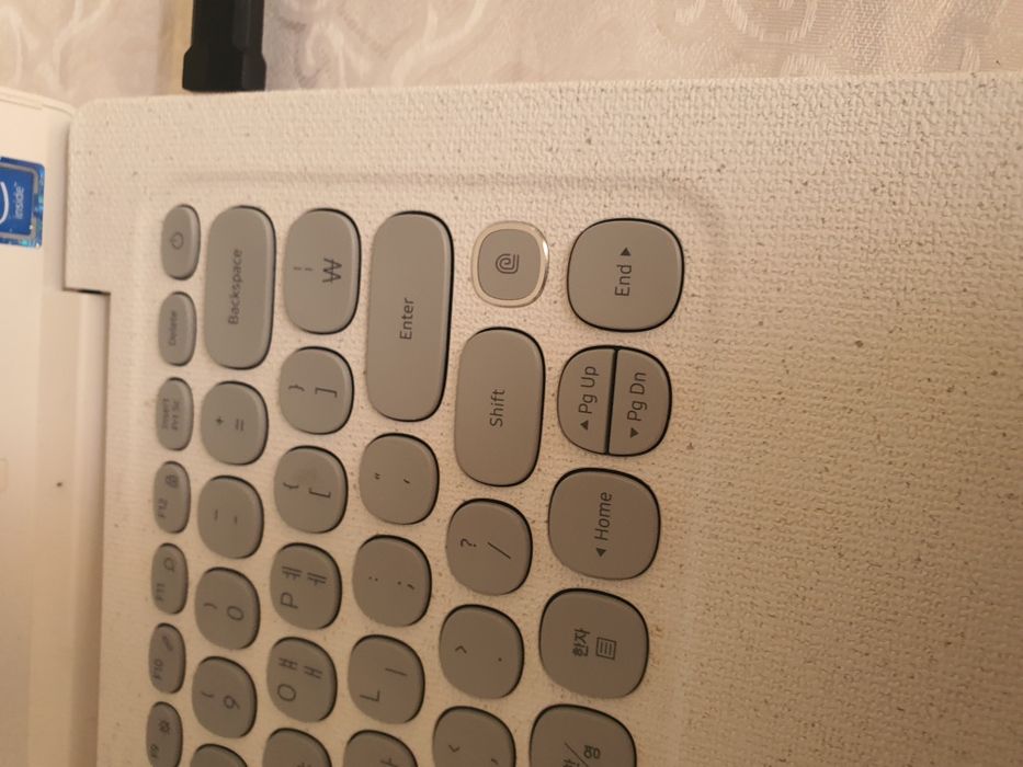 Ноутбук  сотилади