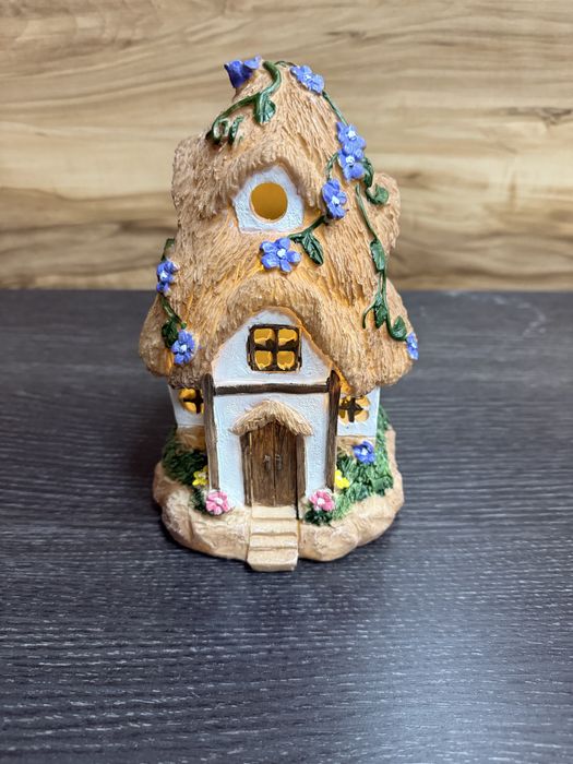 Соларна лампа къщичка