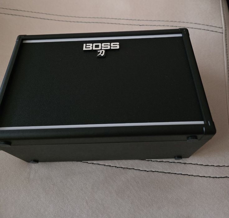 Продавам кубе за китара BOSS KATANA MINI