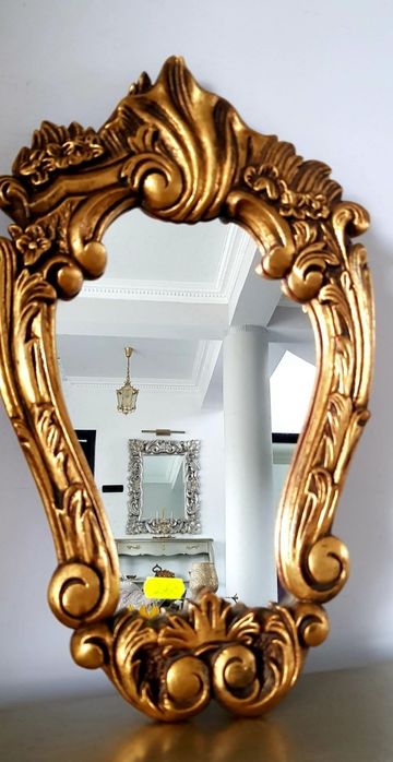 Oglindă veche cu ramă din lemn masiv