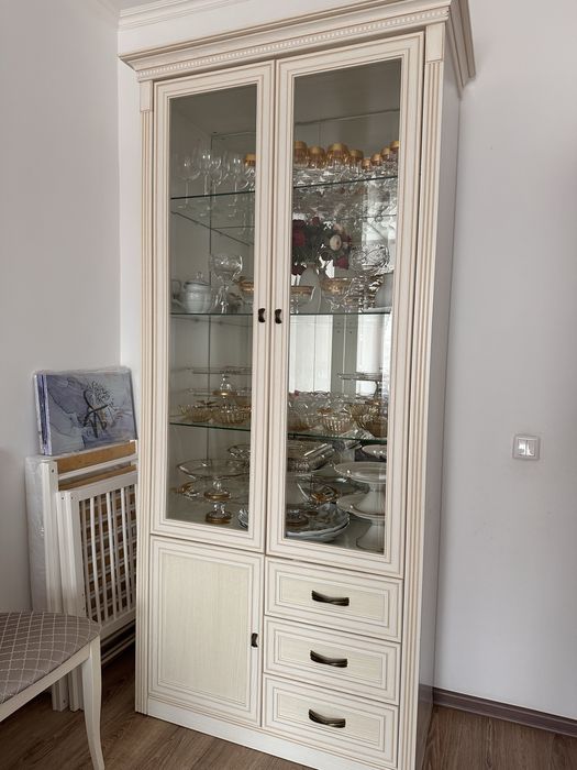 Продается шкаф-витрина, сервант