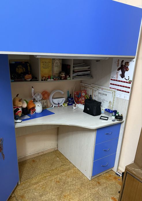 Кровать-чердак со столом и лестницей с ящиками