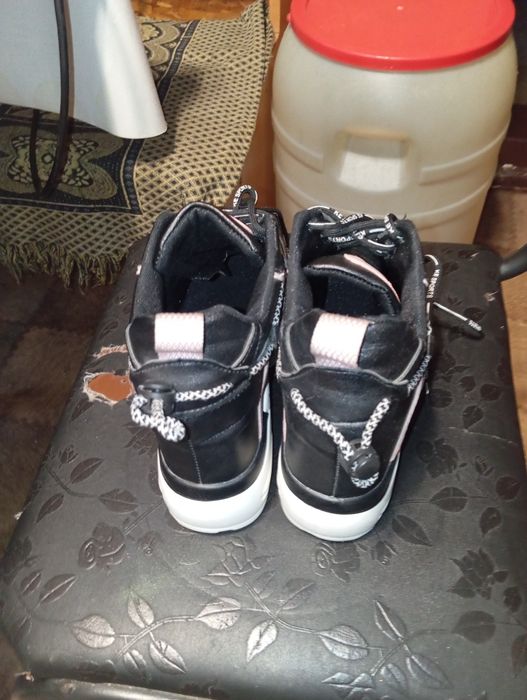 Продам новые кроссовки(сникерсы)