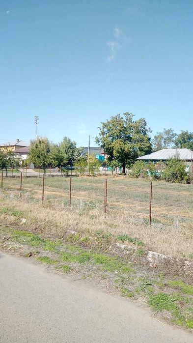 Vand casa batraneasca racordata la electricitate si apa cu teren intravilan 3000 mp. Vand 45000 mp teren agricol extravilan. Comuna Gemenele