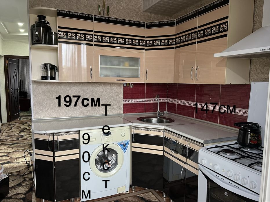 Кухонная акриловая мебель в хорошем состоянии, вместительные шкафы