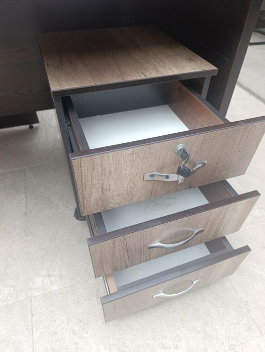 Продам офисный директорский стол