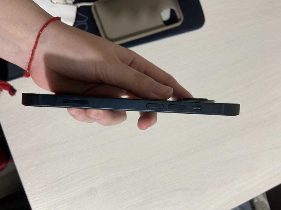 Продам Айфон 13