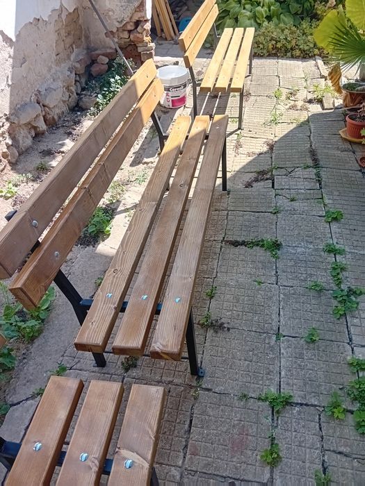 Пейки със метални крачета