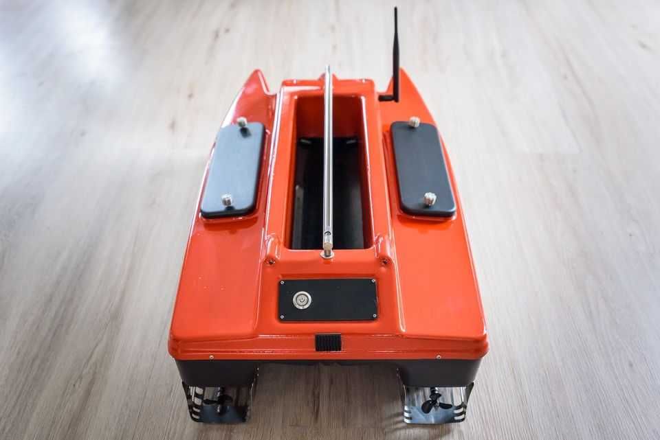 Лодка за захранка (лодка за захранване) с автопилот и LiPo батерии