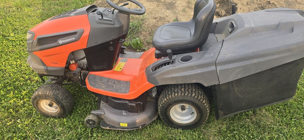 Tractoraș tuns gazonul