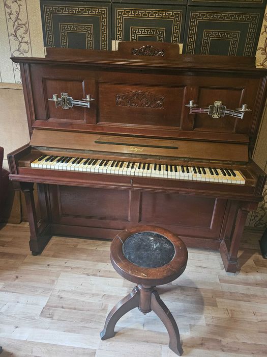 Антично немско акустично пиано