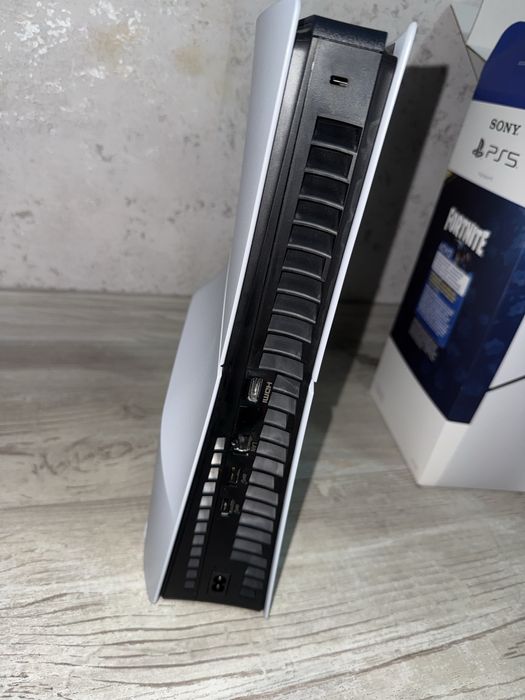 PlayStation 5 като нов + UFC 5 & FC26 + Fortnite bundle