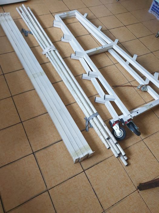 Стеллаж для ткани в рулонах.