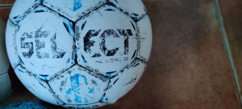 3 mingii de fotbal (din imagine) 200 lei