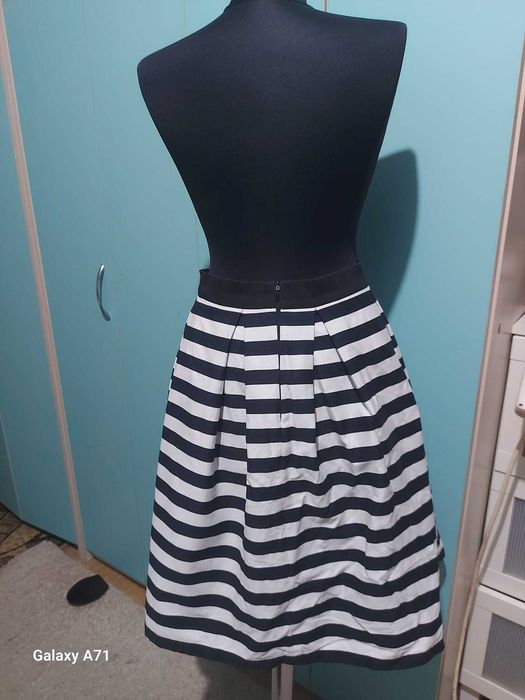 Fusta Hermosa alb/negru in dungi, mas. S