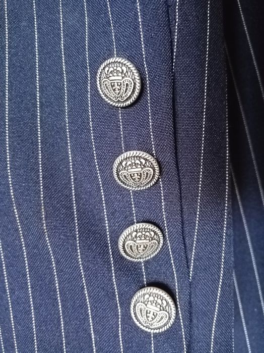 Дамски костюм с дълъг блейзър, елек и панталон