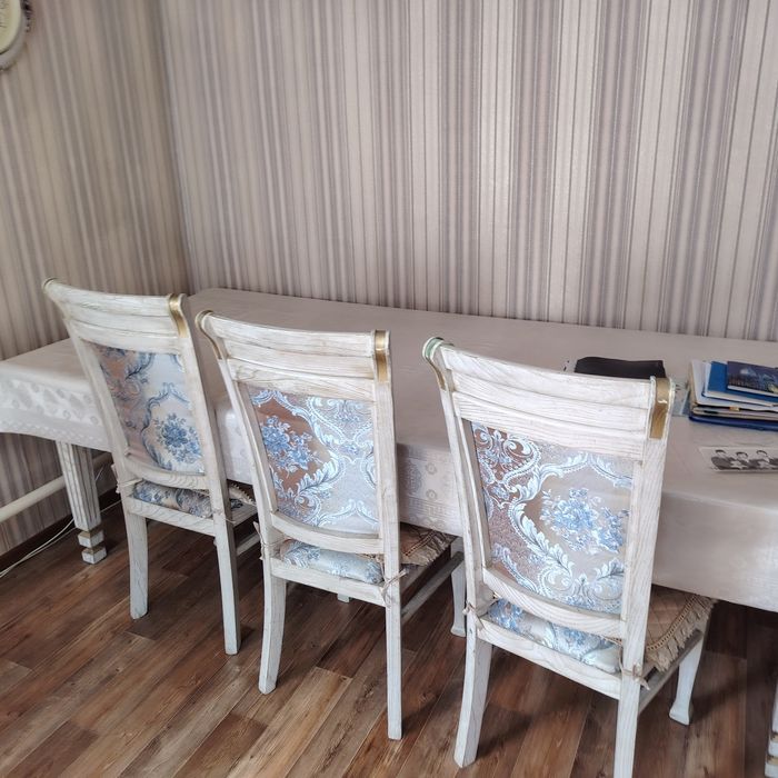 Стол со стульями