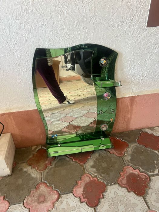 Вытяжка, кресло парикмахерское,, зеркало