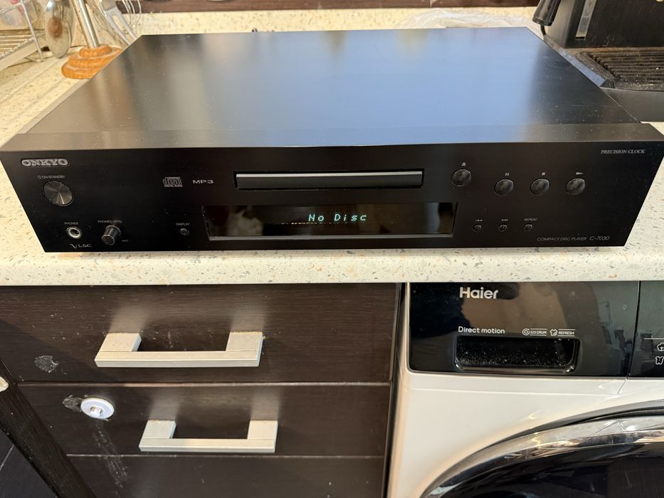 Onkyo C 7030 player