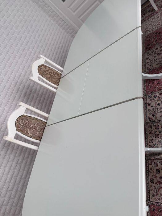 Продам стол белый