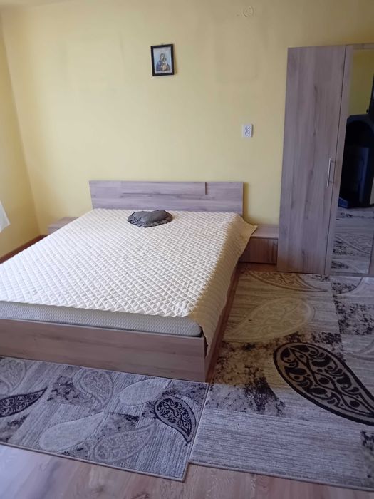 Vind casa in com Taut cu toate facilitatilesi livada cu 100 de pomi